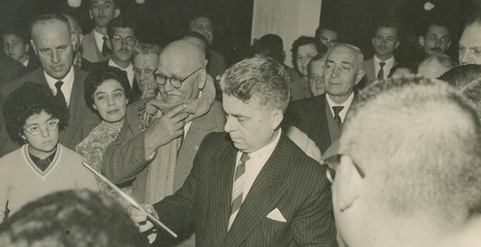 Maestro Isaias recebe a betuta de prata ofertada pela Cooperativa Operária Saltense - Jubileu de Prata em 1927